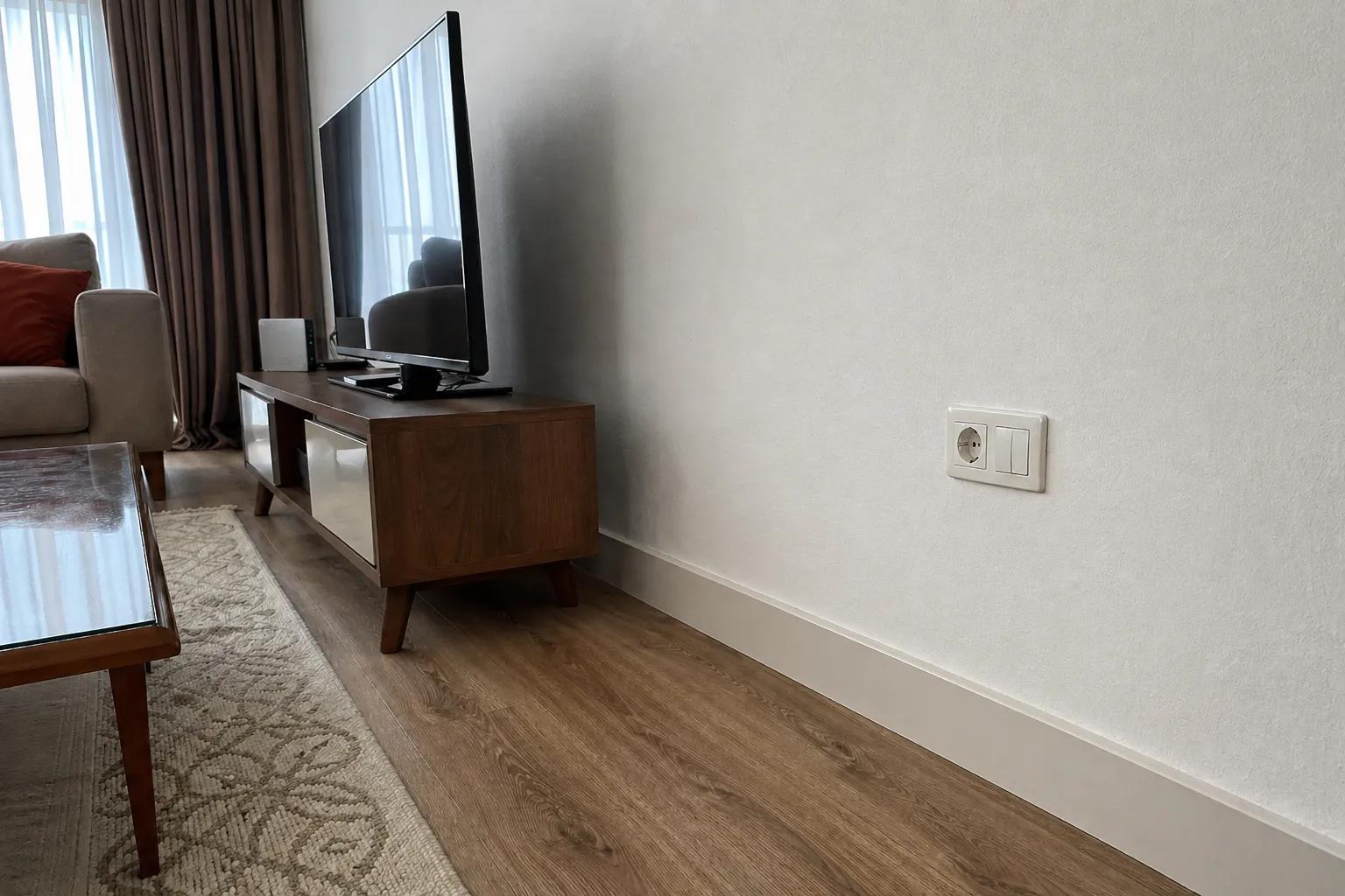 Kabinli süpürgelik ile gizlenmiş kablolar