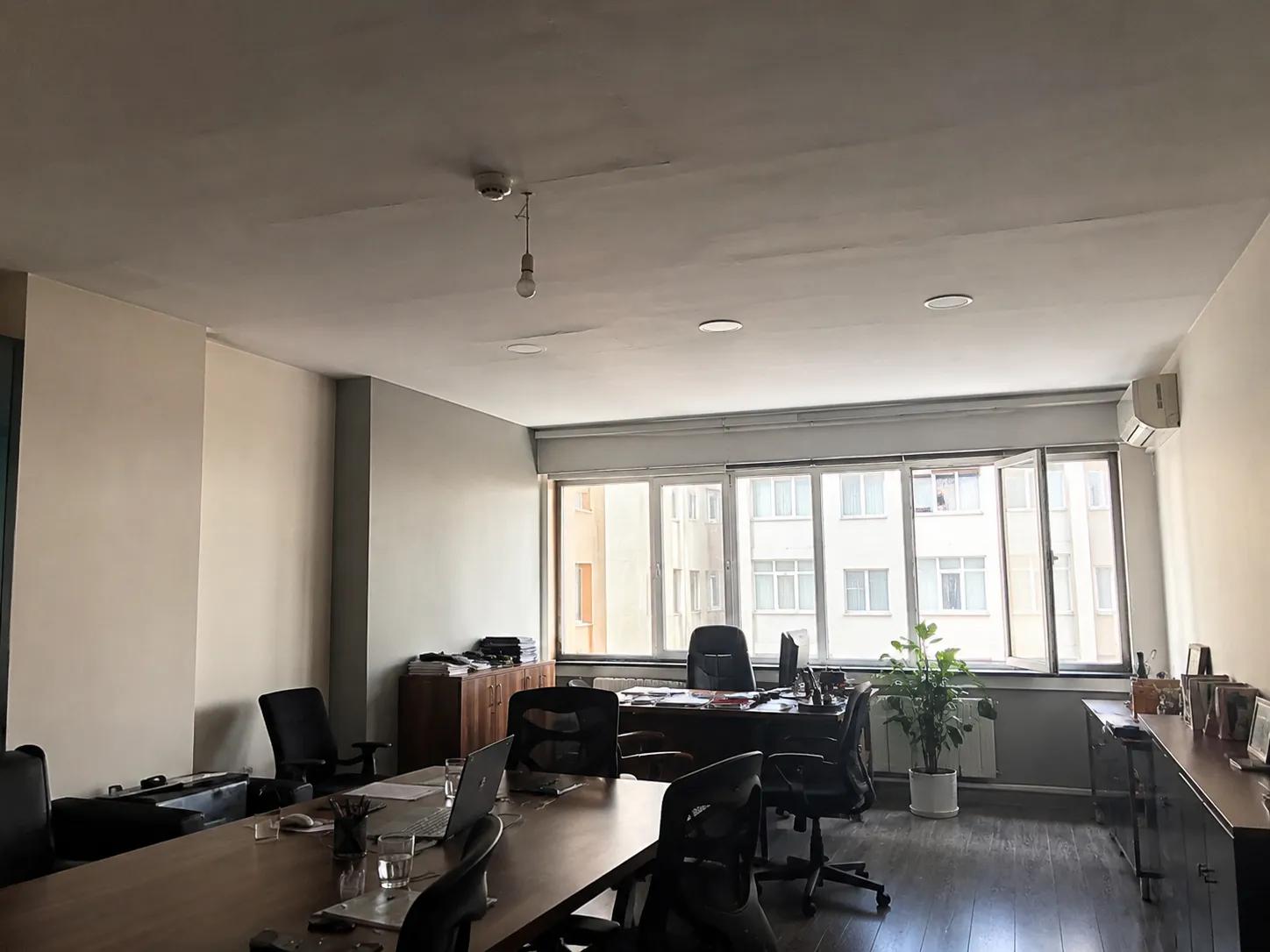 baffle-tavan öncesi ofis görünümü