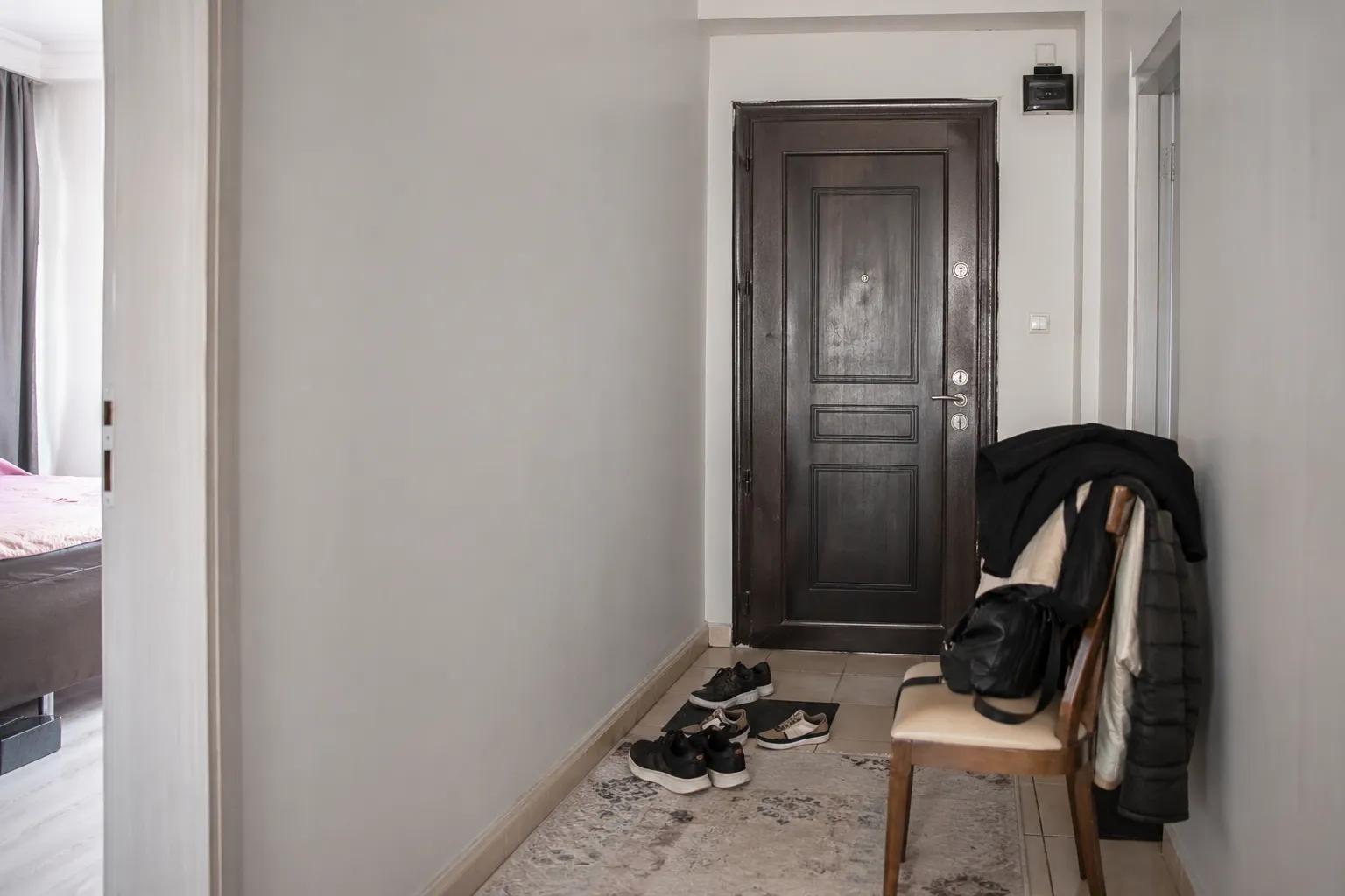 Nemden şişmiş eski ahşap kapı