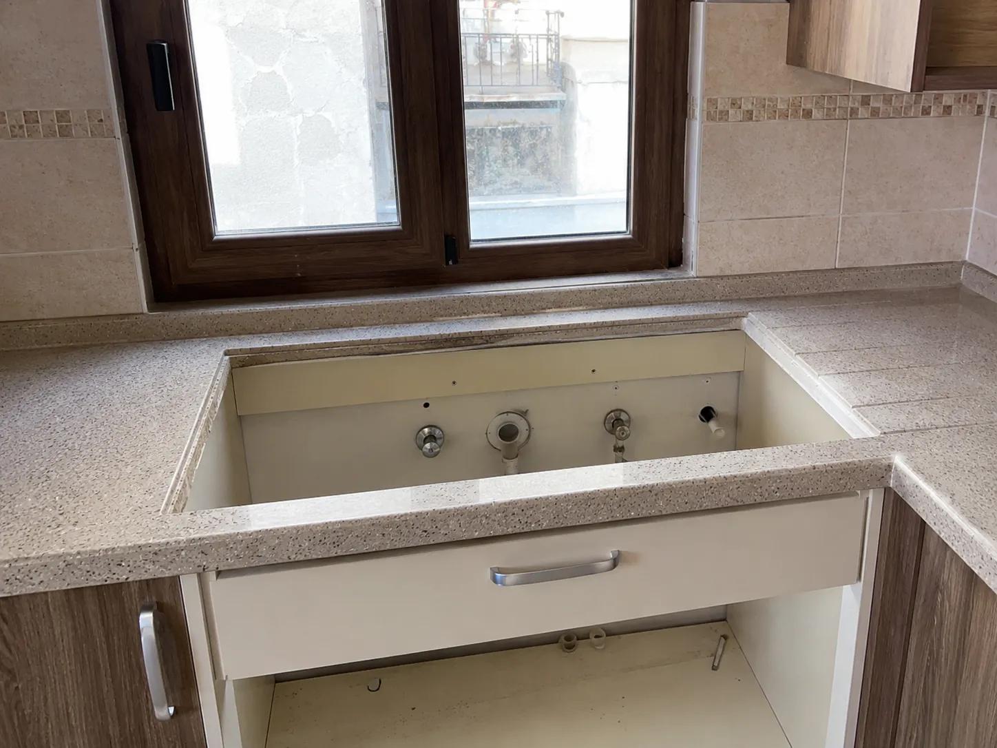 lavabo montajı öncesi mutfak görünümü