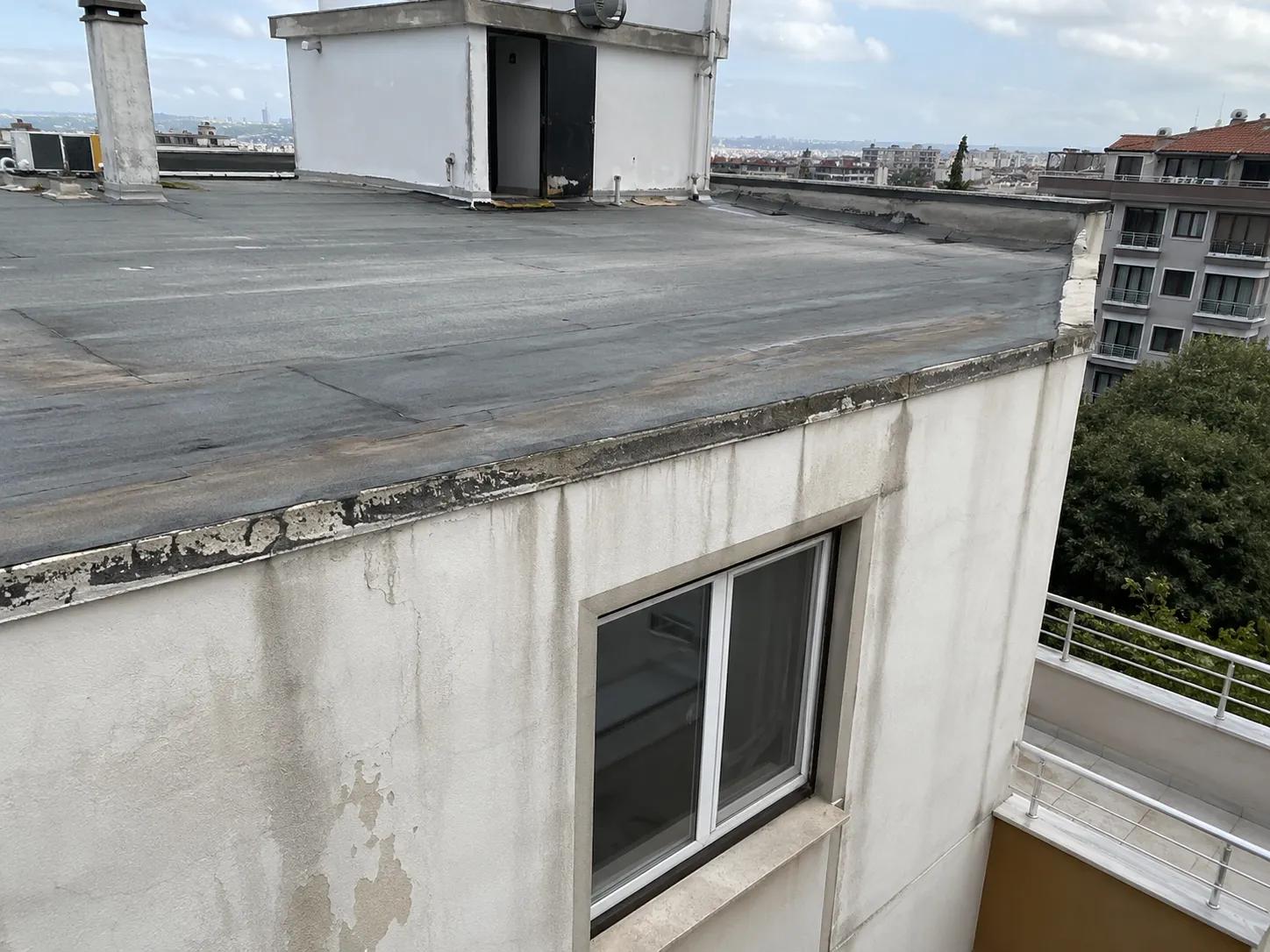 oluk montajı öncesi apartman çatısı görünümü