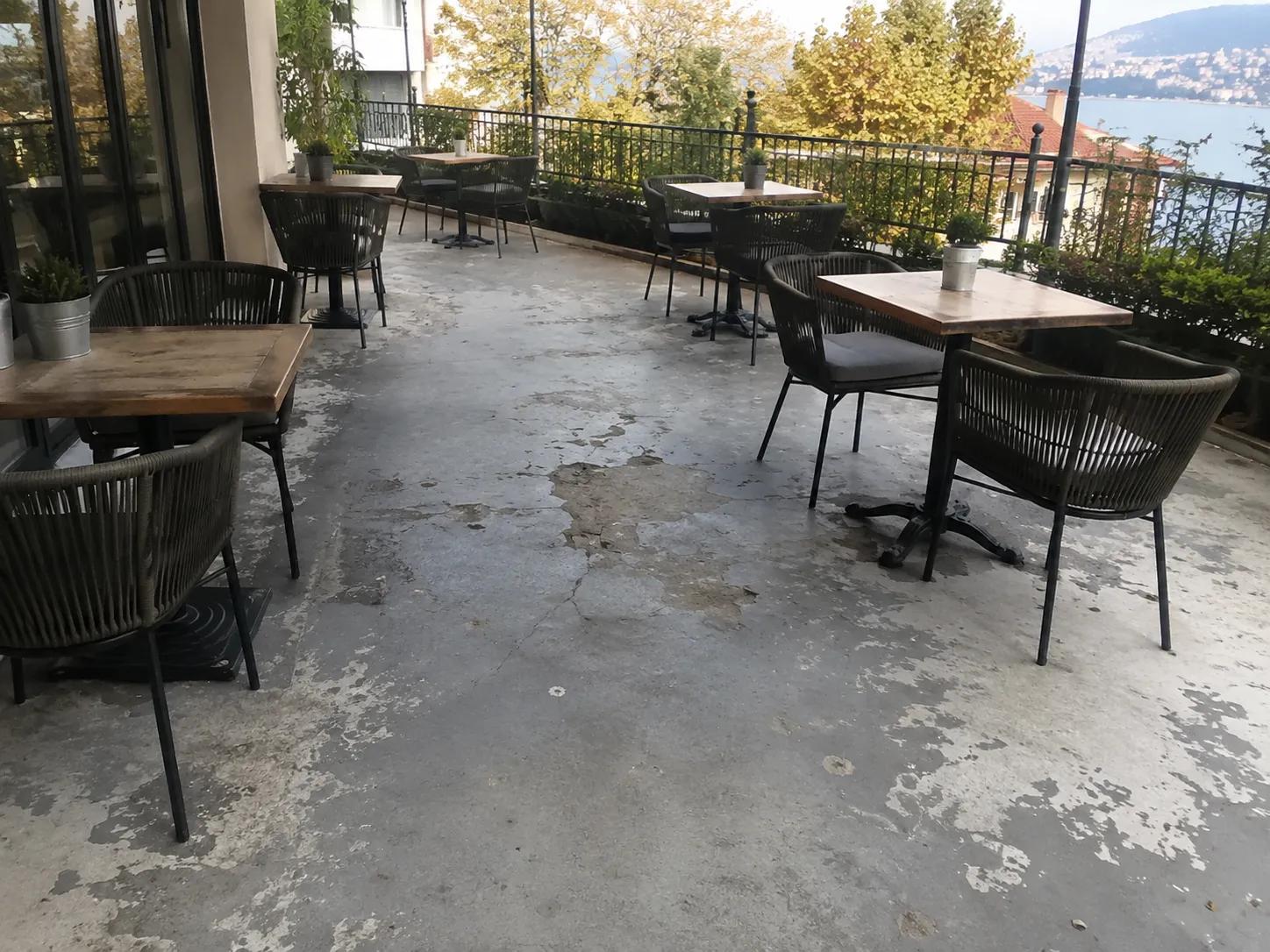Kafe Terasında Kaymaz PVC Deck Döşeme öncesi görünüm