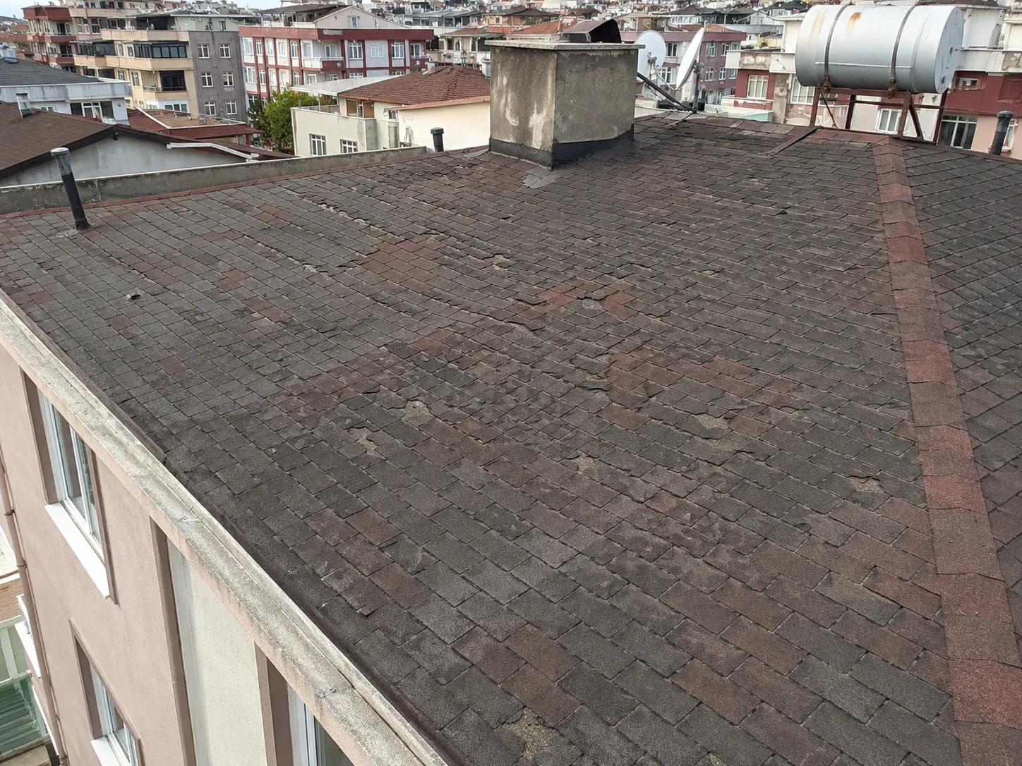 shingle kaplama öncesi apartman çatısı görünümü