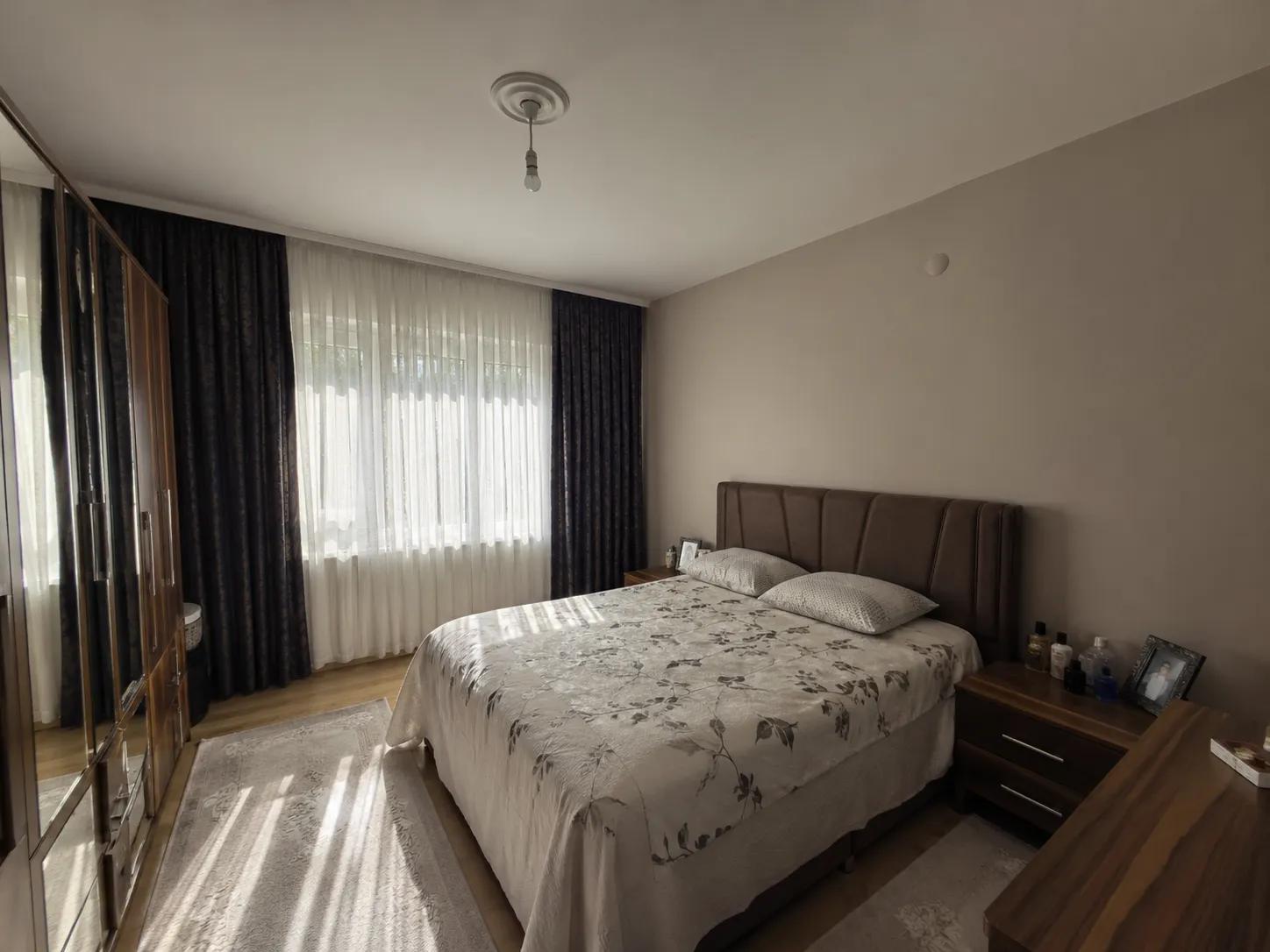 Asma tavan ve gizli LED'li yatak odası