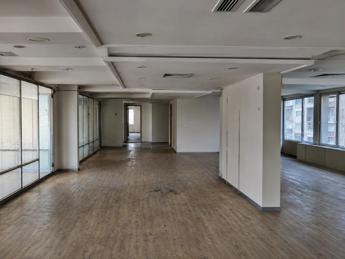 Ofis Yenilemesinde Alçıpan Bölme ve Tavan Sökümü öncesi görünüm