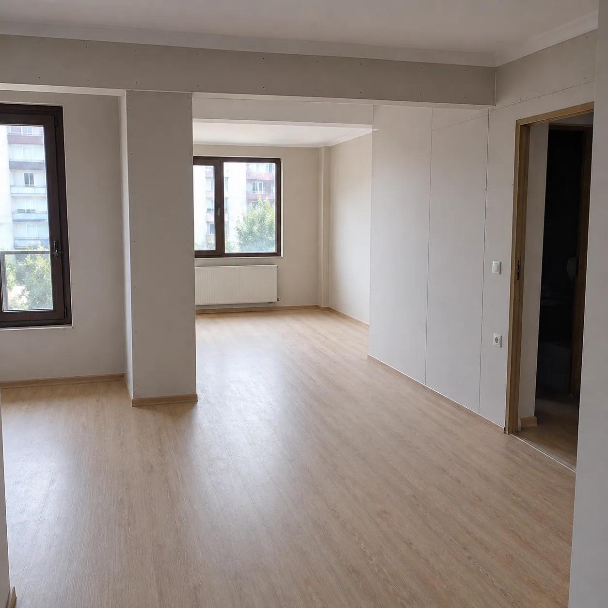 Kiracı çıkışı sonrası duvarlarda iz bulunan daire görünümü