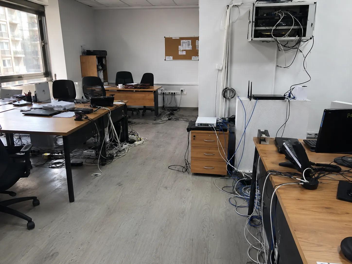 data / İ̇nternet hattı çekimi öncesi ofis görünümü