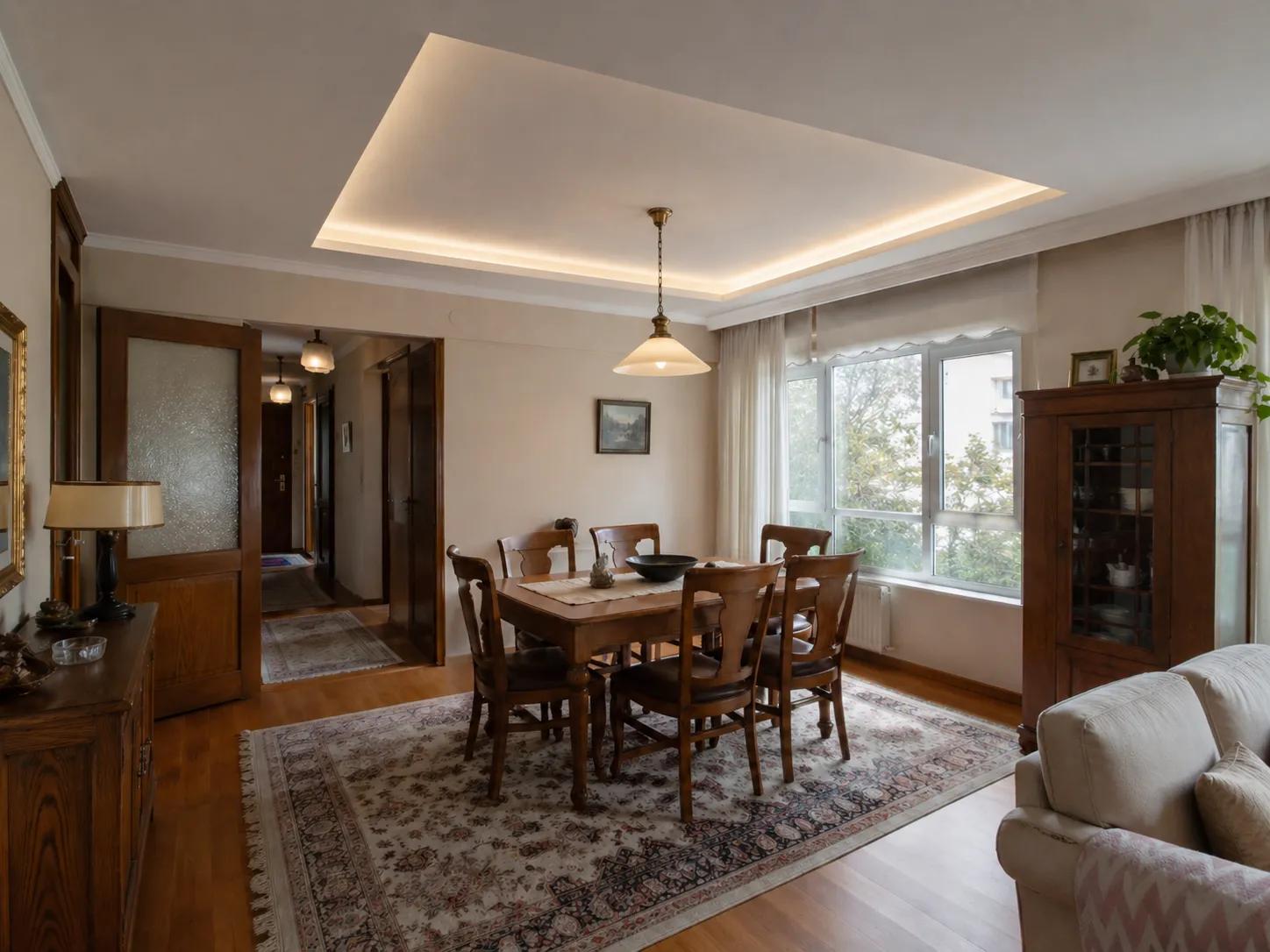 Havuz tavan ile vurgulanmış yemek masası