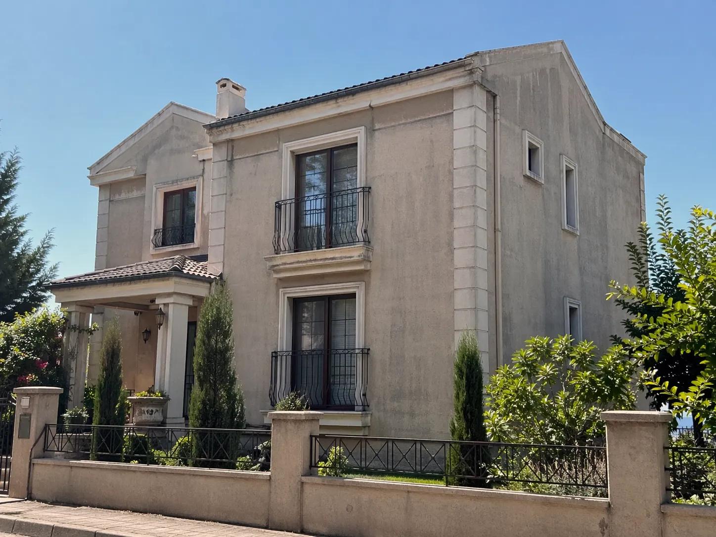 Matlaşmış villa cephesi