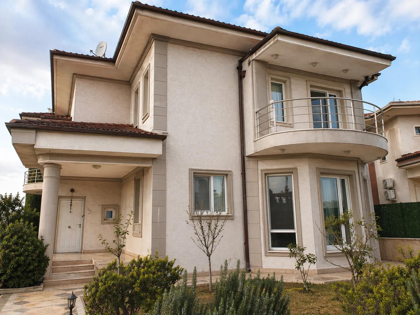 Grenli boya sonrası karakterli villa cephesi