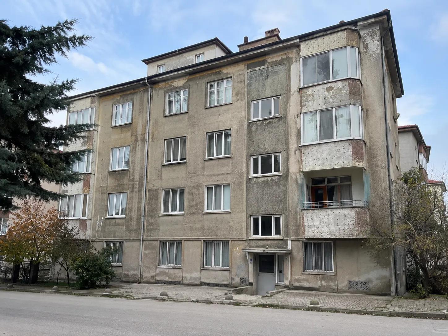 Yalıtımsız eski apartman cephesi