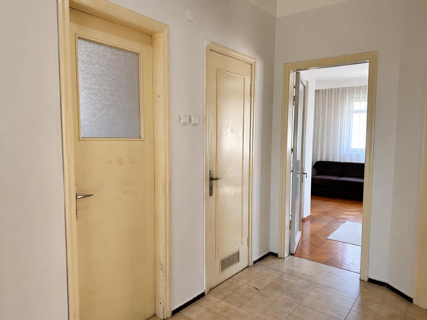 Eski ve sararmış iç kapı