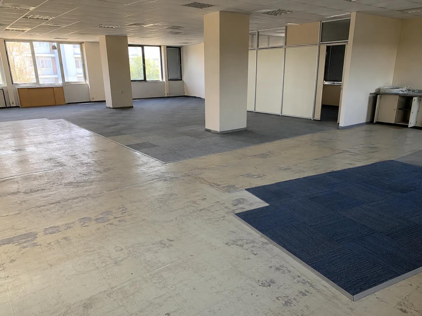 Eski PVC ve halı kaplı ofis