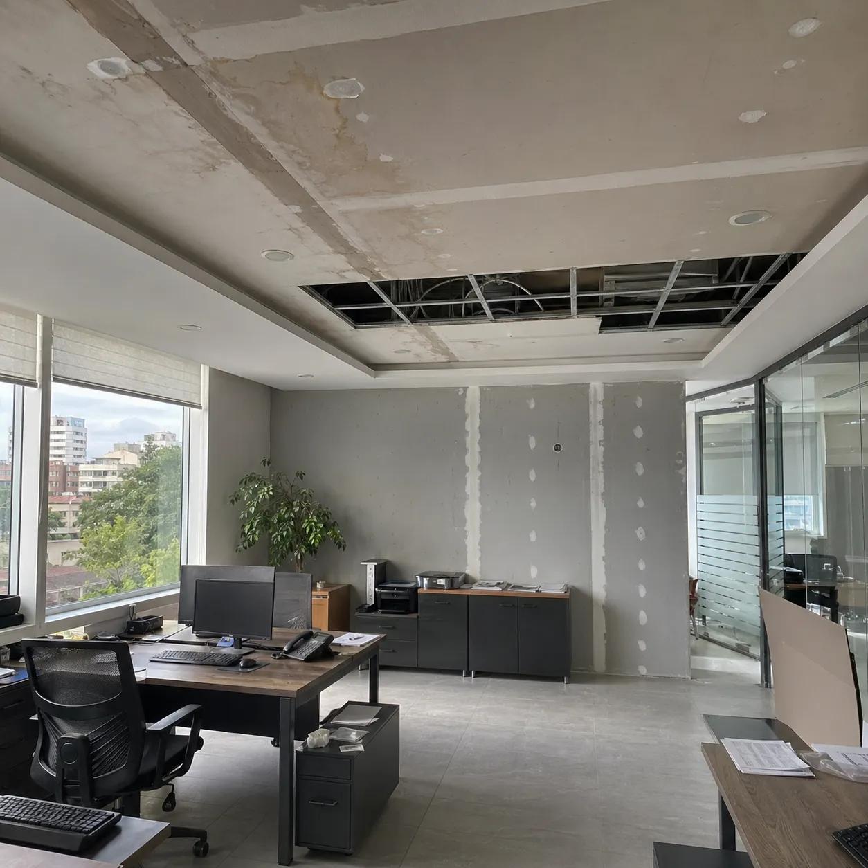 su nem dayanıklı alçıpan asma tavan vidalama öncesi ofis görünümü