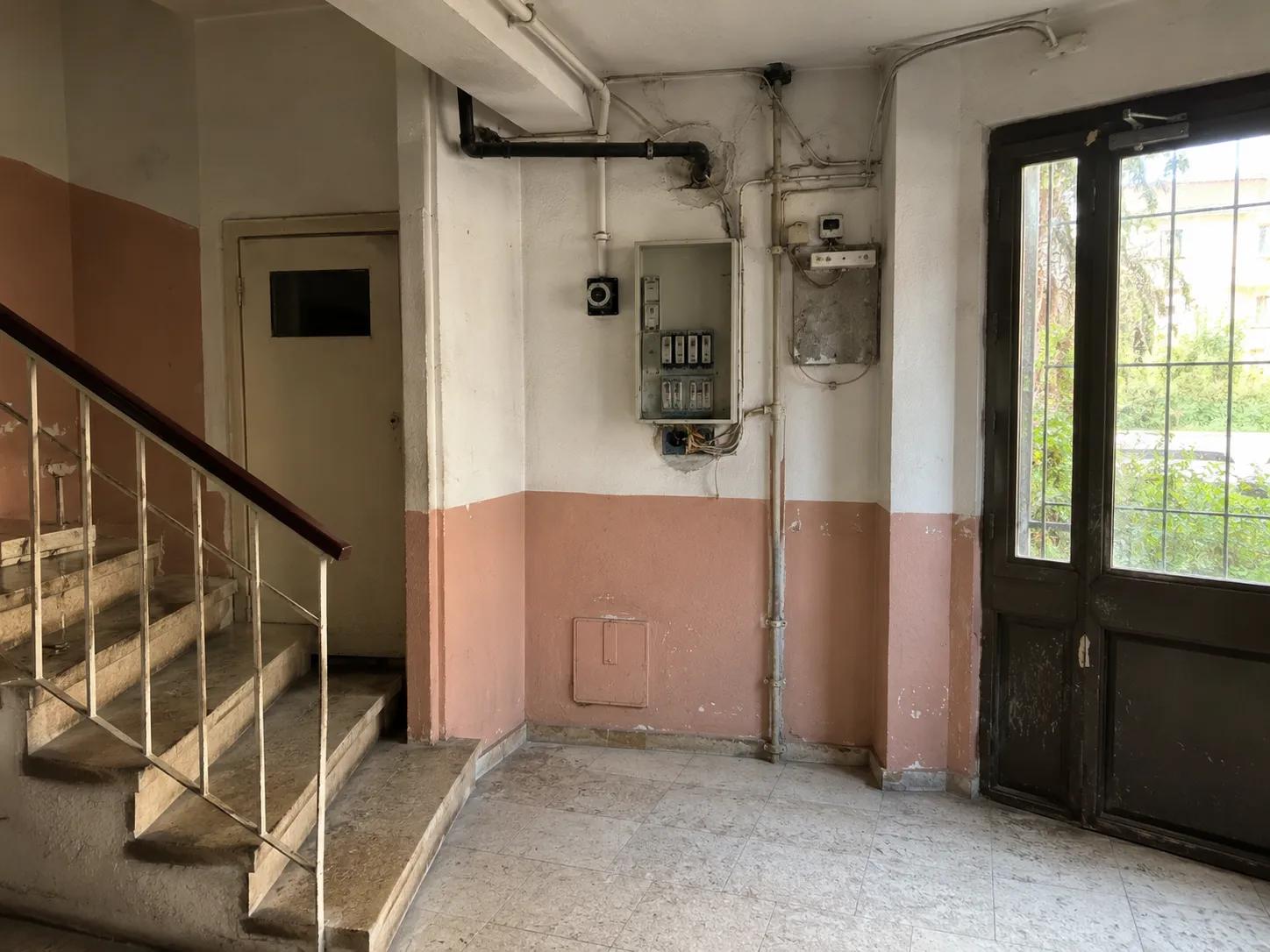 topraklama & kaçak akım rölesi öncesi apartman ortak alanı görünümü