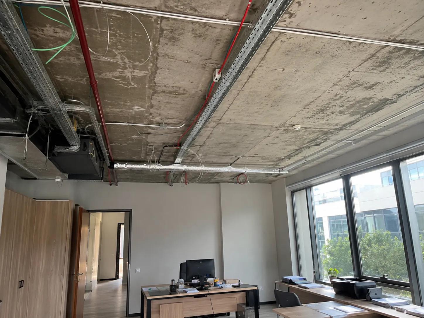 yanmayı geciktiren alçıpan asma tavan vidalama öncesi ofis görünümü