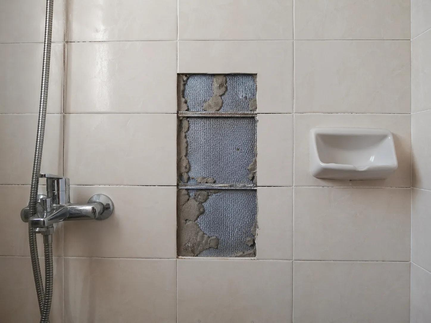 Kırık banyo fayansları