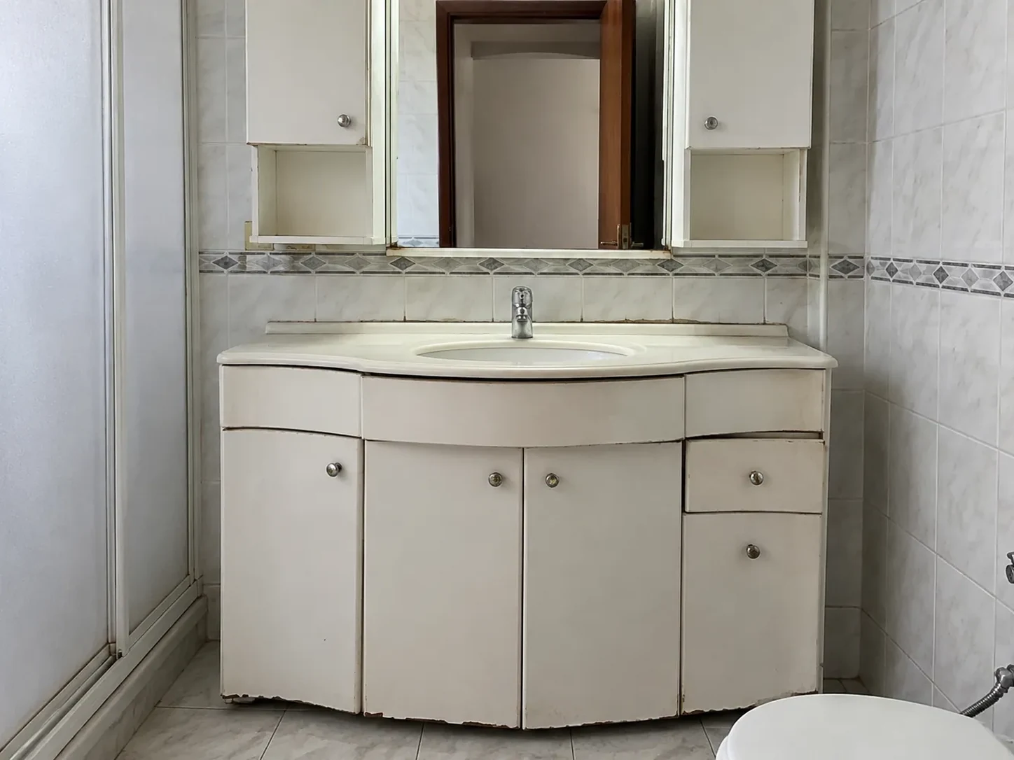 Banyo Dolabı ve Lavabo Yenileme Planı öncesi görünüm
